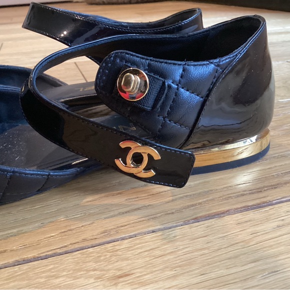 Chanel Black Patent leather turnlock gold CC flats Size US 7 EU 37 - Picture 8 of 16